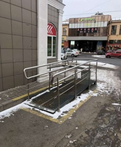 Пандус с перилами из нержавеющей стали